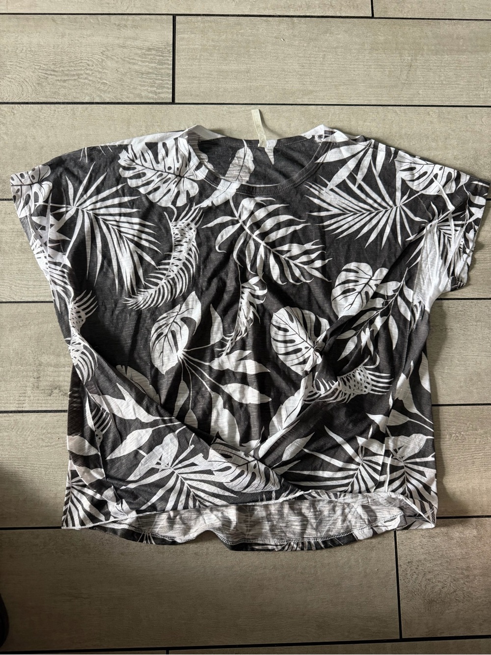 Tryst Black & White Tropical Leaf Short Sleeve Top